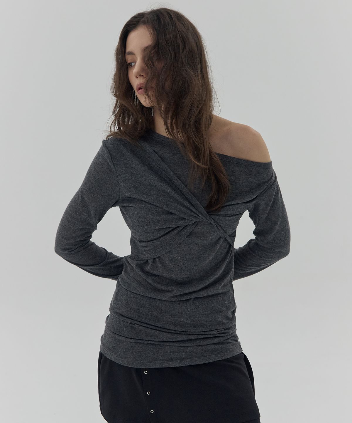 디어스토커(DEARSTALKER) RUKA TWISTED RIBBON OFF-SHOULDER T - CHARCOAL