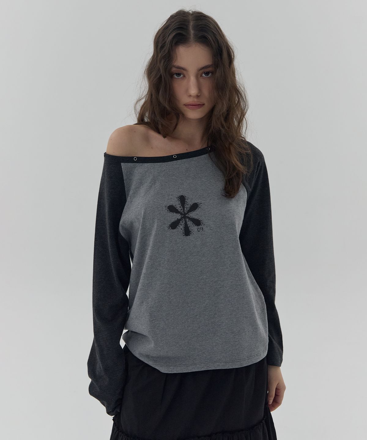 디어스토커(DEARSTALKER) PETAL ONE OFF-SHOULDER RAGLAN TEE - CHARCOAL