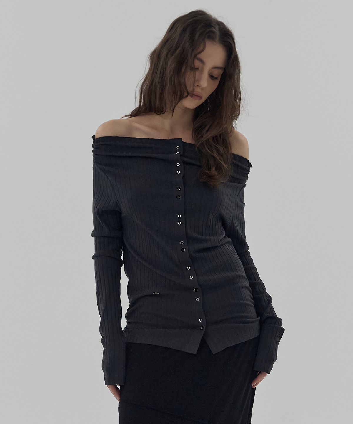디어스토커(DEARSTALKER) DAIN RIBBED OFF-SHOULDER CARDIGAN - CHARCOAL