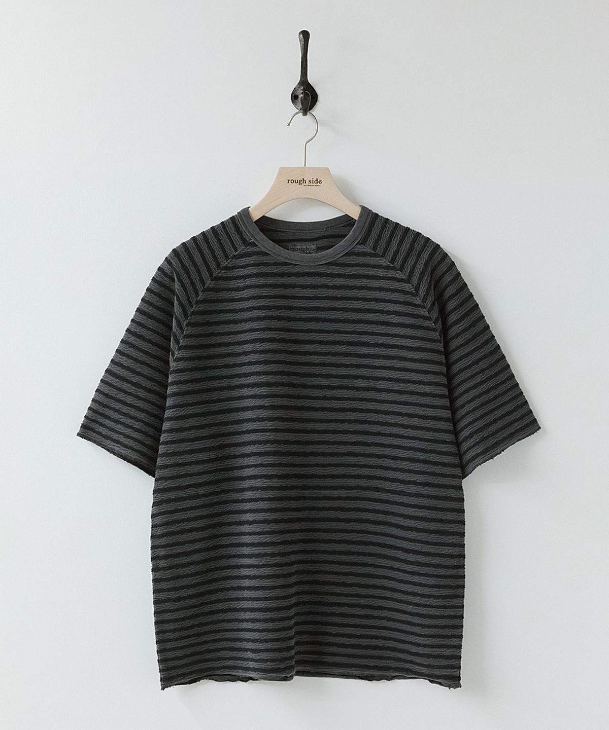러프사이드(ROUGHSIDE) Dyed Stripe Half Sleeve Charcoal