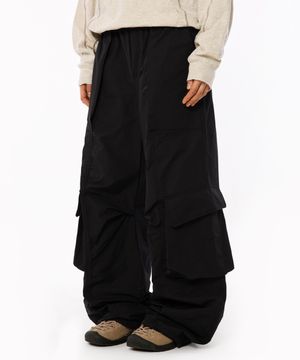멀티 포켓 셔링 나일론 팬츠 [블랙]