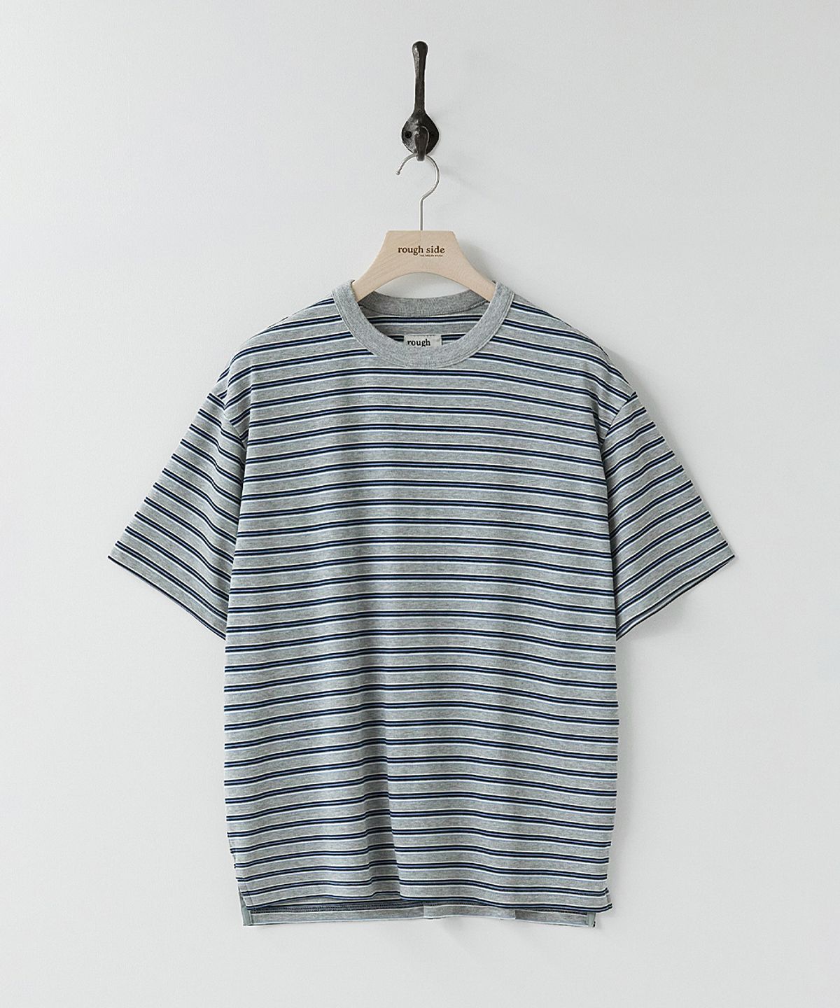 러프사이드(ROUGHSIDE) Fluid Stripe Half Sleeve M.Grey