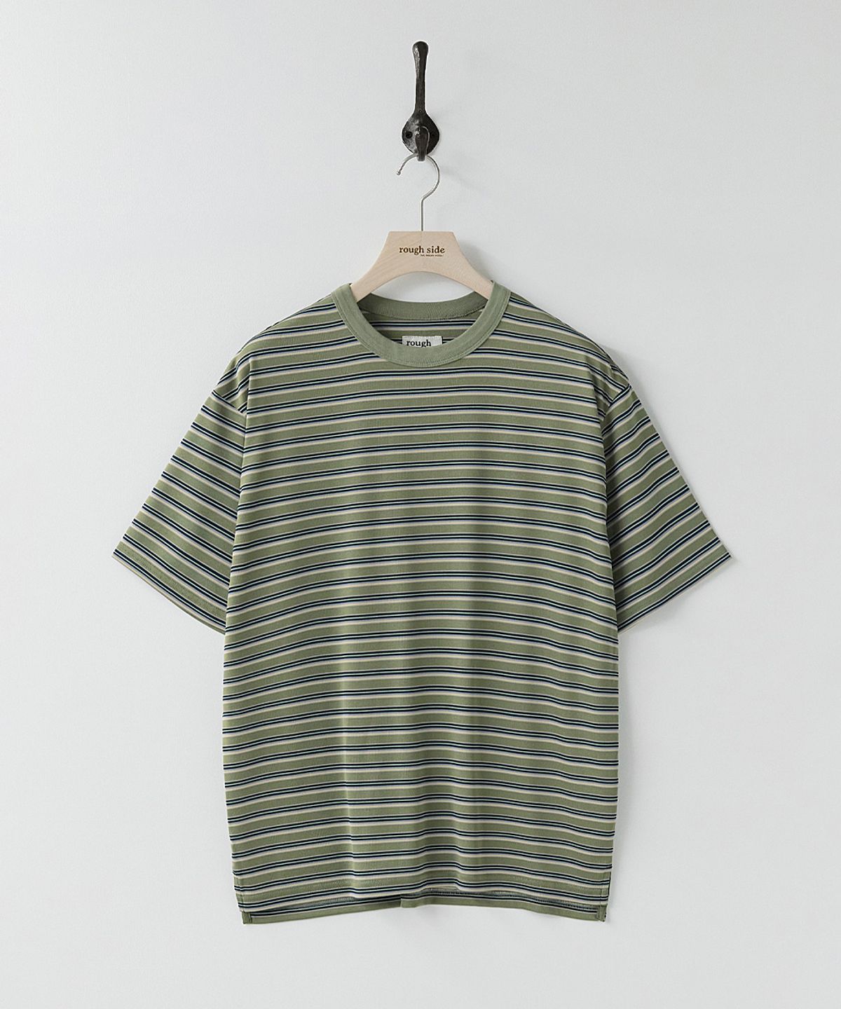 러프사이드(ROUGHSIDE) Fluid Stripe Half Sleeve Olive