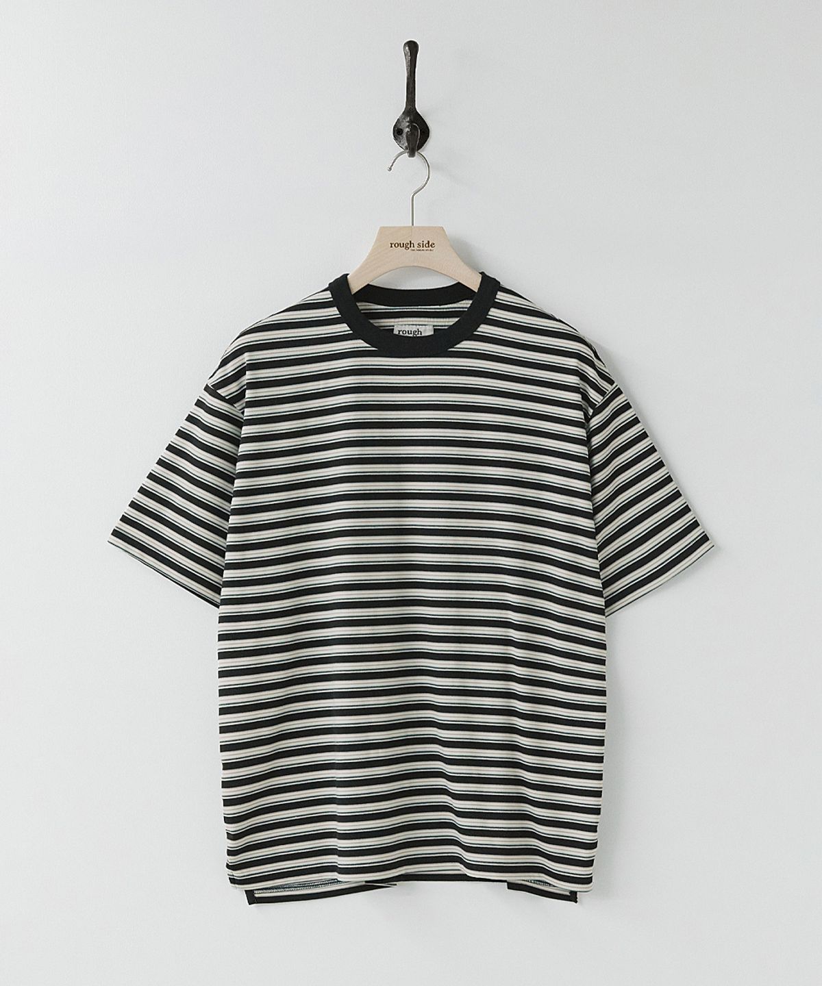 러프사이드(ROUGHSIDE) Fluid Stripe Half Sleeve Black