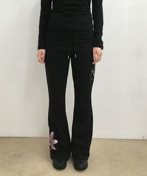 플라워 레터링 프린트 부츠컷 스웻팬츠 블랙