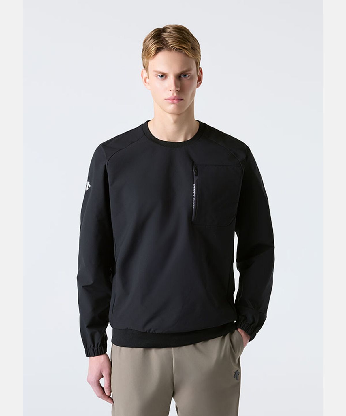 데상트(DESCENTE) 트레이닝 포켓 우븐 맨투맨 블랙 SR123TWH21
