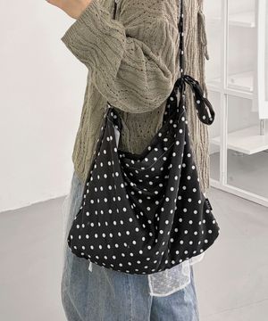 플럼 패턴 리본 에코백-도트 블랙