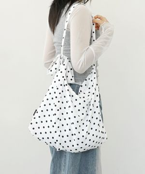 플럼 패턴 리본 에코백-도트 화이트