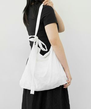 플럼 패턴 리본 에코백-꽃 패턴 화이트