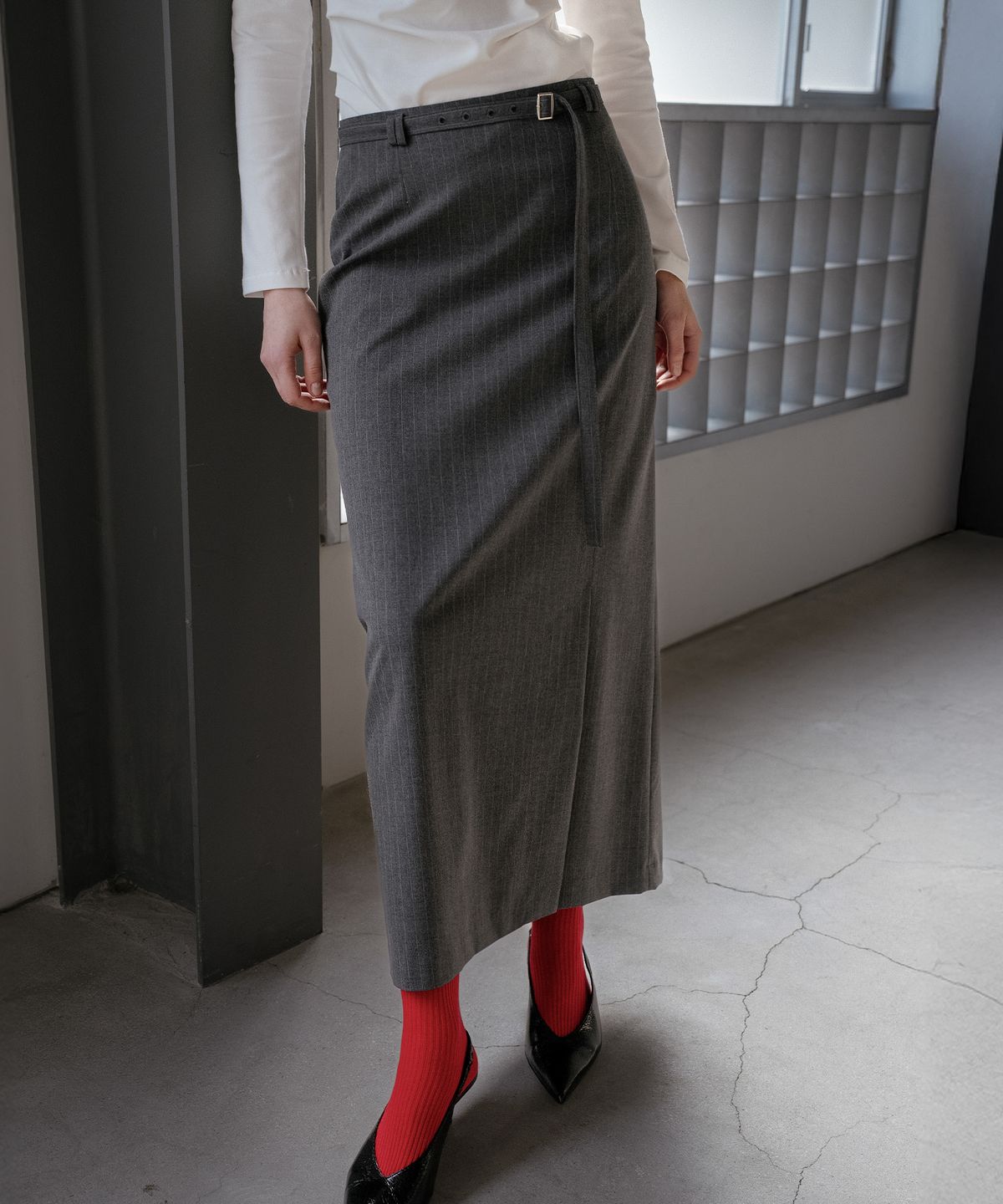 노운베러(KNOWNBETTER) Stripe H-line maxi belted skirt [KNSS05SK01]_Charcoal