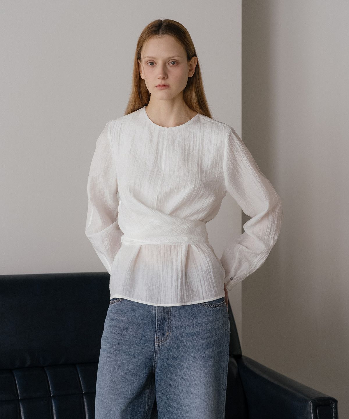 노운베러(KNOWNBETTER) Crinkle strap blouse [KNSS05BL01]_Ivory