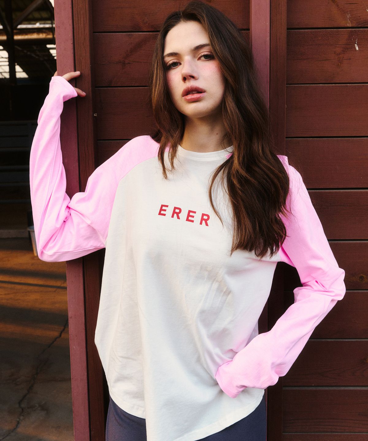 에르에르(ERER) Logo Raglan long-sleeved T-shirt Pink