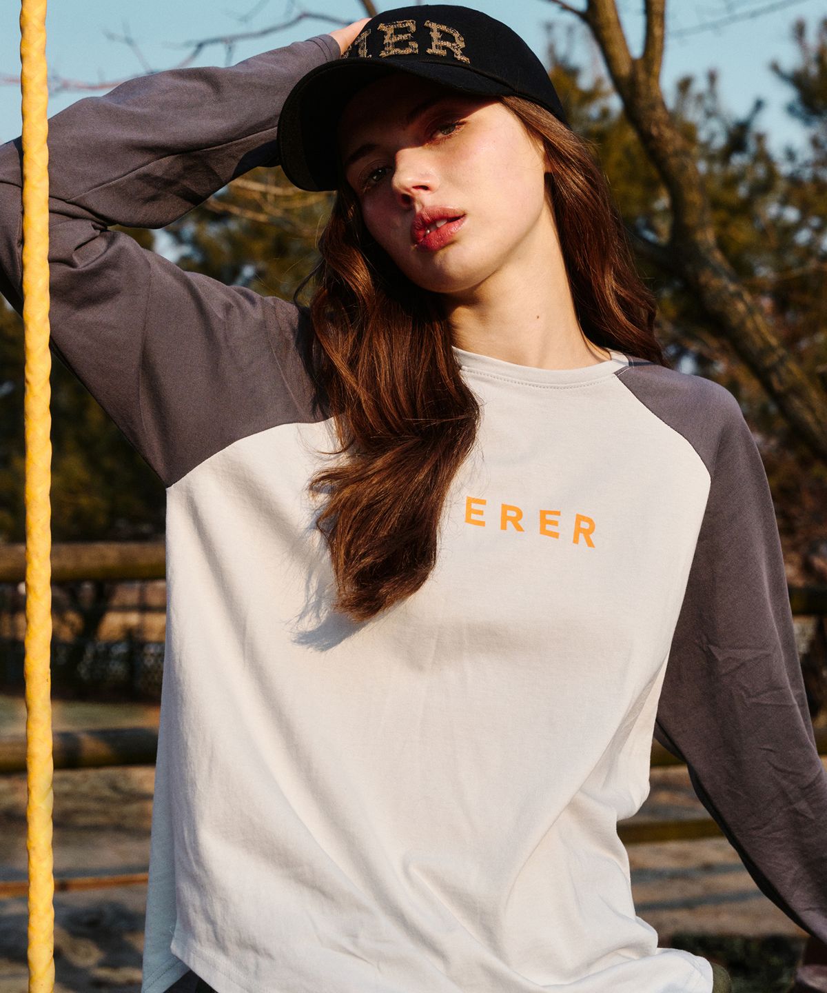 에르에르(ERER) Logo Raglan long-sleeved T-shirt Gray