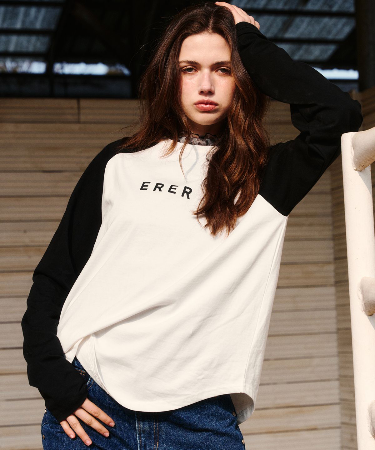 에르에르(ERER) Logo Raglan long-sleeved T-shirt Black