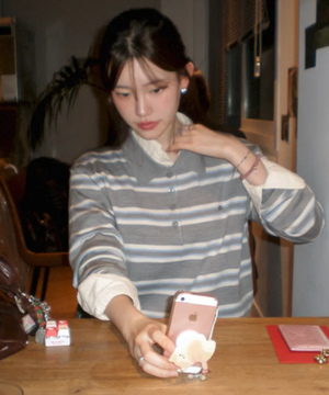 멀티 스트라이프 루즈 카라 니트 [LIGHT GREY] / WBE1L05503