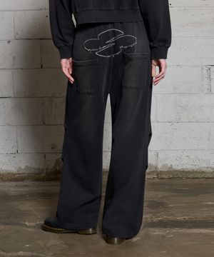 클로버 로고 아플리케 워싱 데님 스웨트팬츠 블랙
