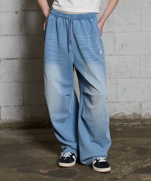 클로버 로고 아플리케 워싱 데님 스웨트팬츠 라이트블루