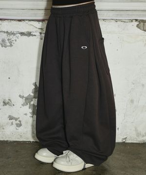 스몰 로고 멀티턱 커브드 스웨트 팬츠[브라운]