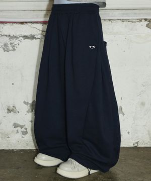 스몰 로고 멀티턱 커브드 스웨트 팬츠[네이비]