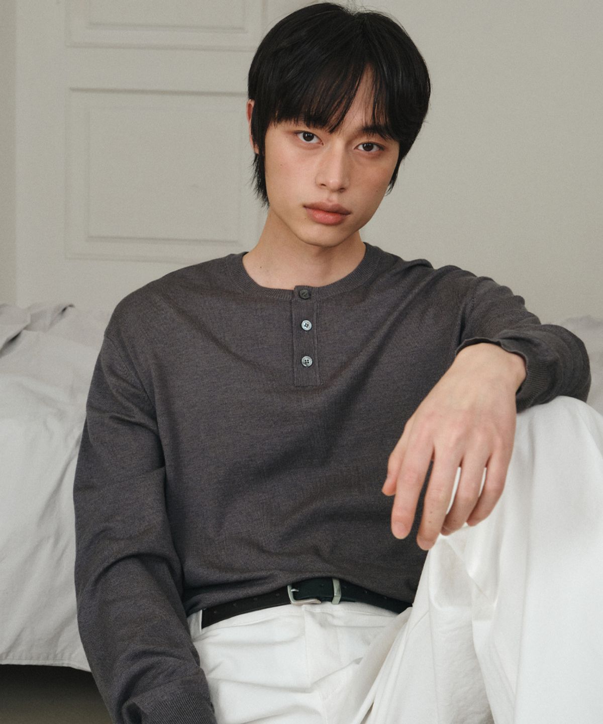 웬즈데이오아시스(WEDNESDAY OASIS) 워셔블 미니멀 헨리넥 니트_KHAKI BROWN(WC26KN21)