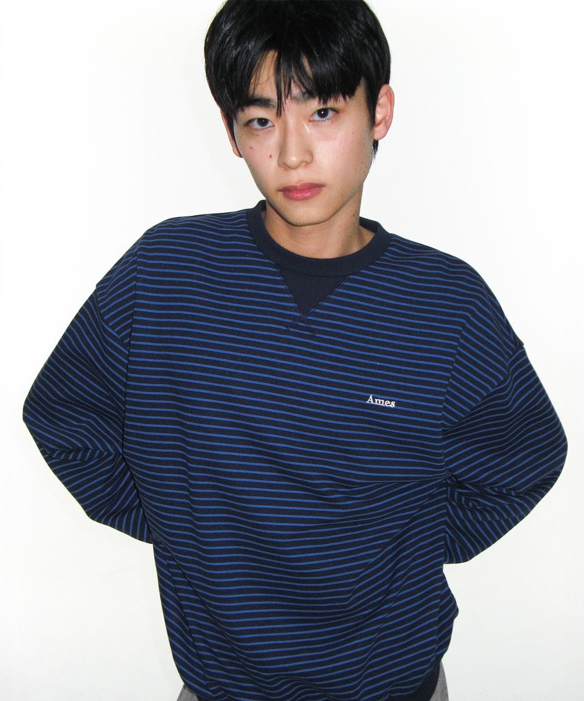 아메스 월드와이드(AMES-WORLDWIDE) BASIC SMALL LOGO STRIPE SWEATSHIRT NAVY