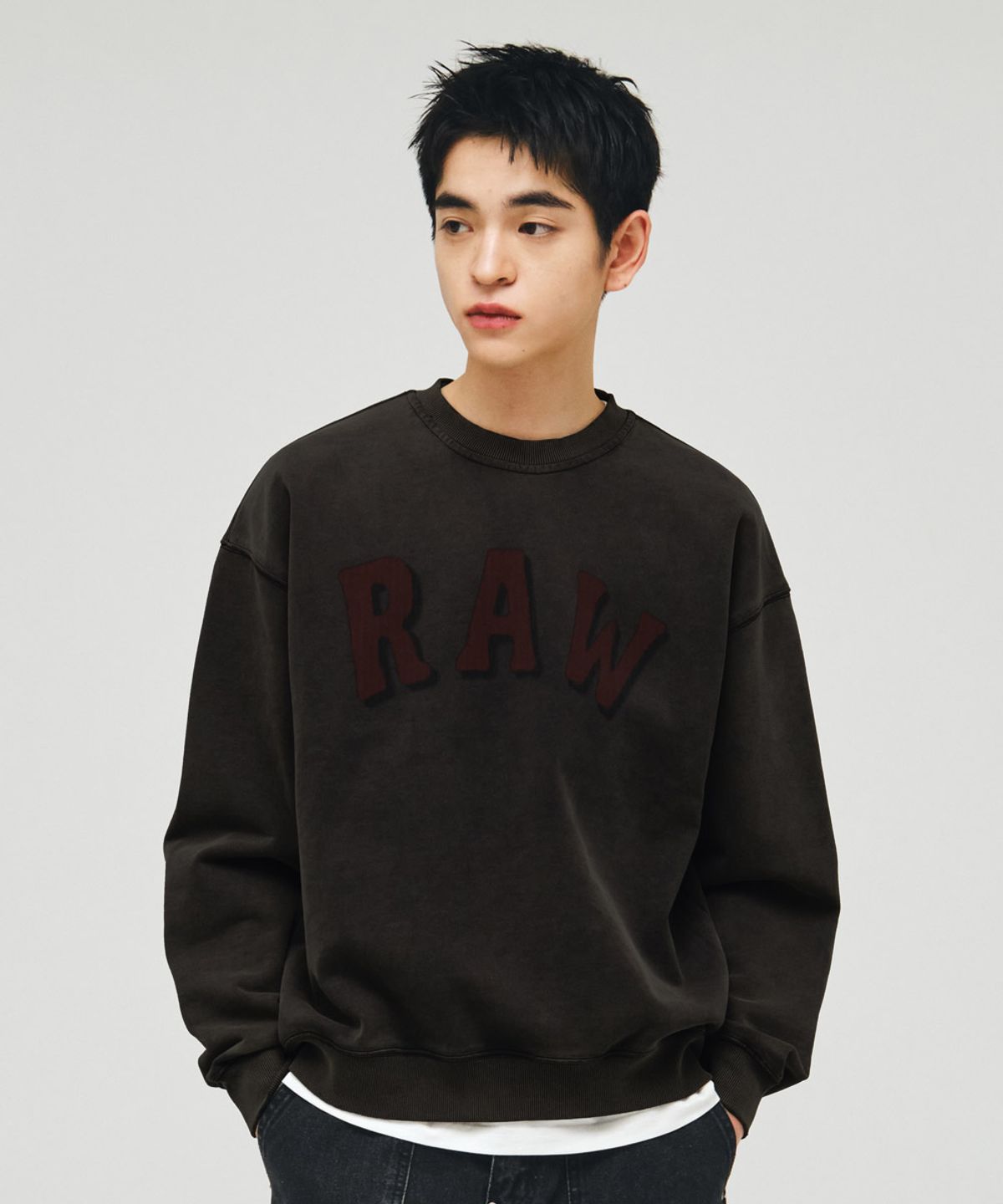 이코르(ECORR) 빈티지 워시드 RAW 스웨트셔츠_차콜