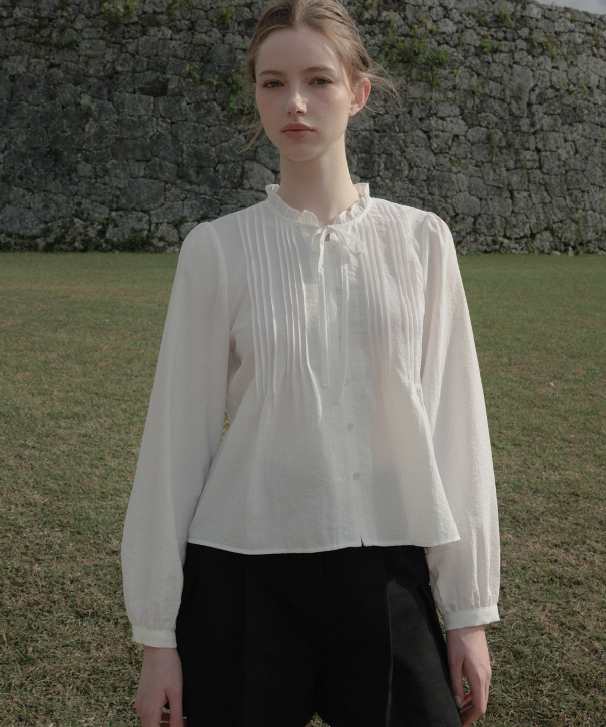 드헤베(DEHEVE) Ribbon Ruffle Blouse [Ivory]