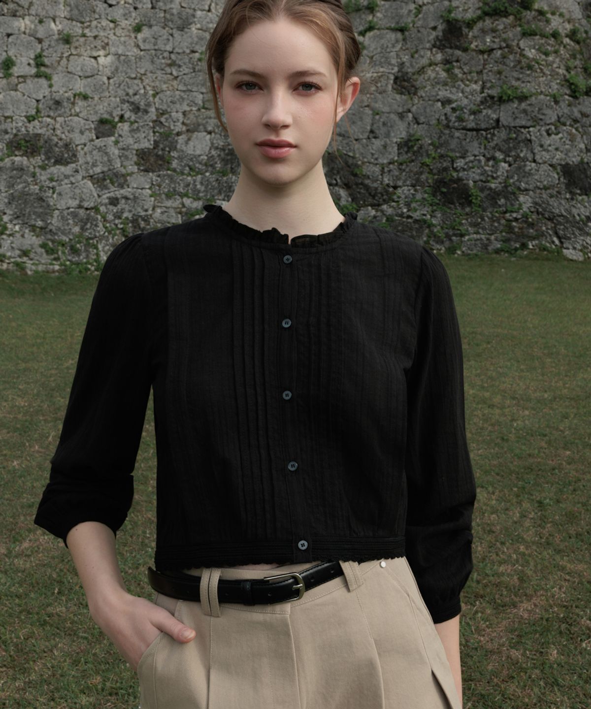 드헤베(DEHEVE) Round Neck Frill Blouse [Black]
