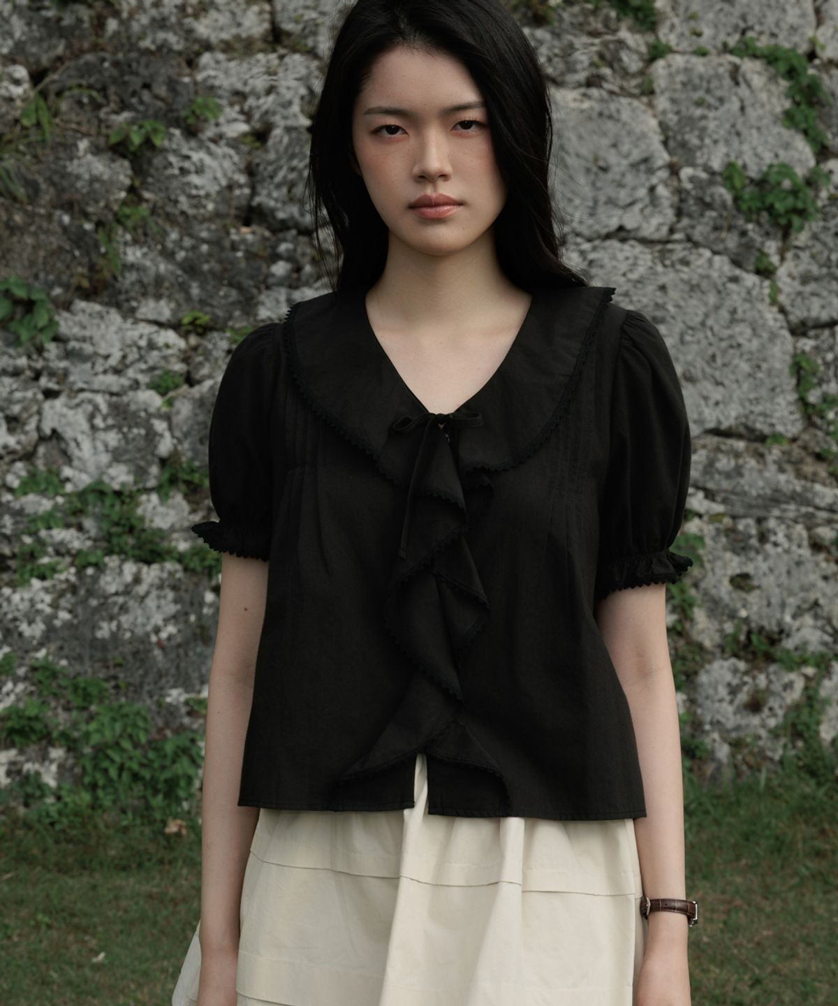 드헤베(DEHEVE) Puff Sleeve Ruffle Blouse [Black]