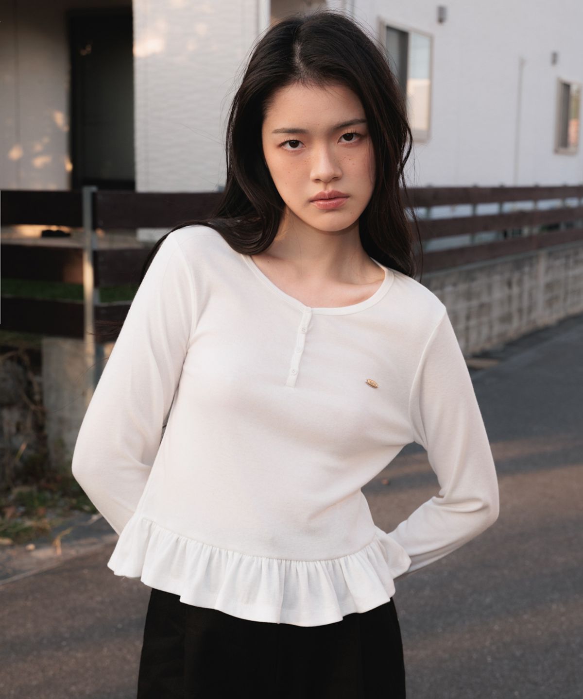 드헤베(DEHEVE) Frill Henley Neck Long Sleeve [Ivory]