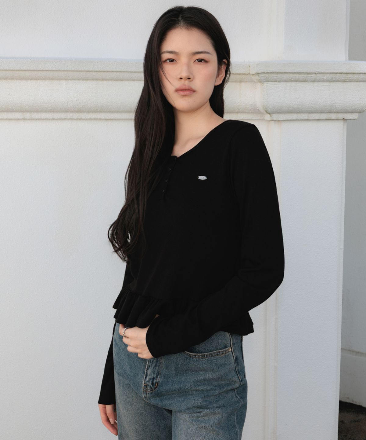 드헤베(DEHEVE) Frill Henley Neck Long Sleeve [Black]