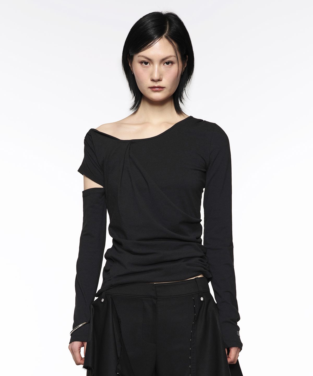 락케이크(ROCKCAKE) Wave Cut Shoulder Top - Black