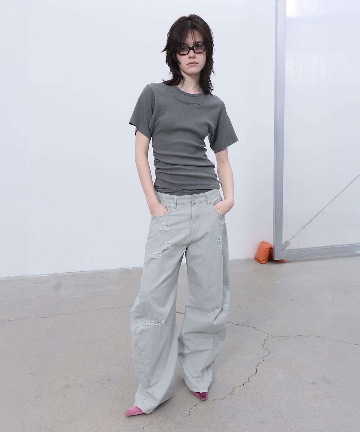 엘씨디씨티엠(LCDC™) DISTRESSED CURVED PANTS (LIGHT GREY)