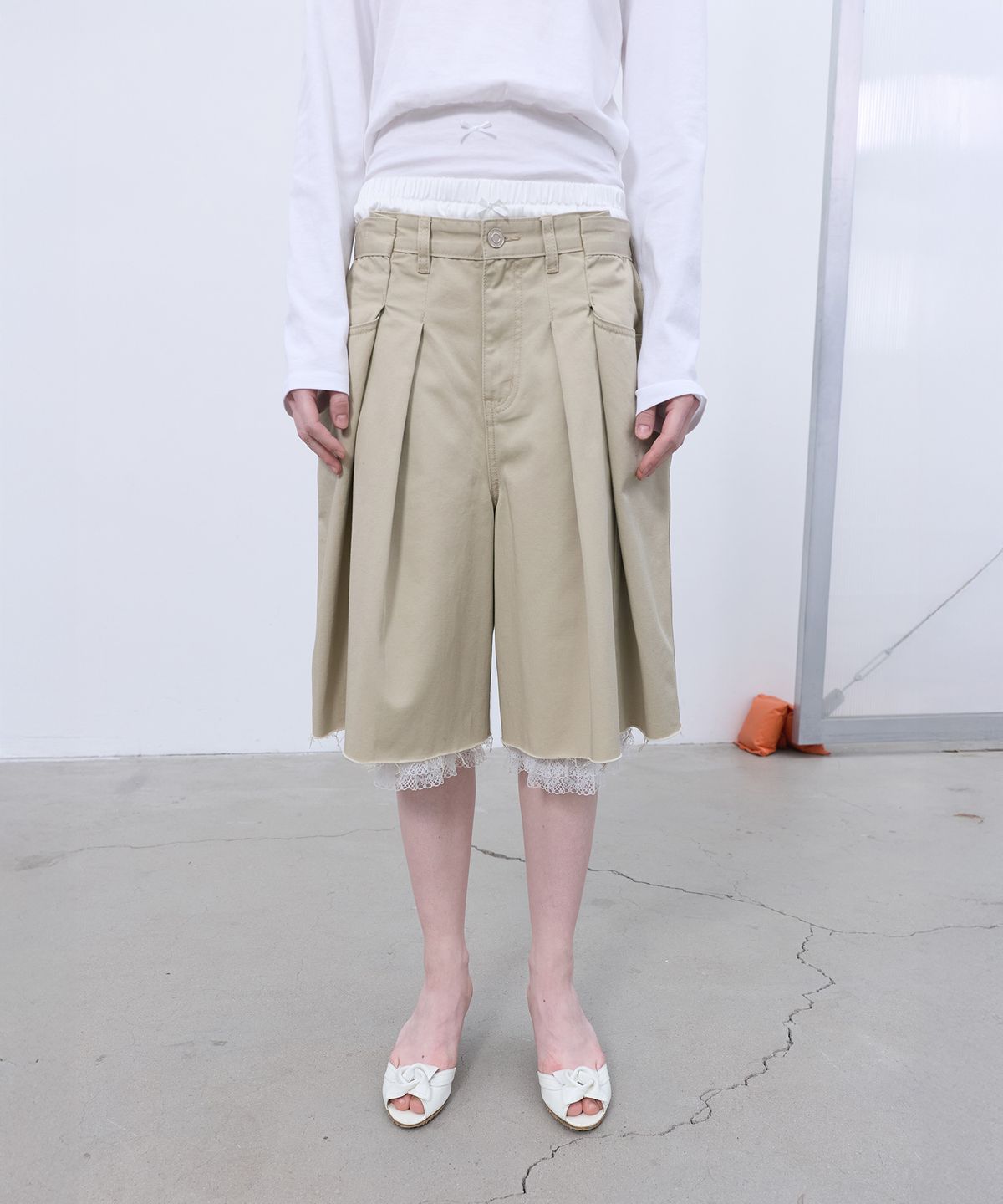 엘씨디씨티엠(LCDC™) TUCK BERMUDA SHORTS (BEIGE)