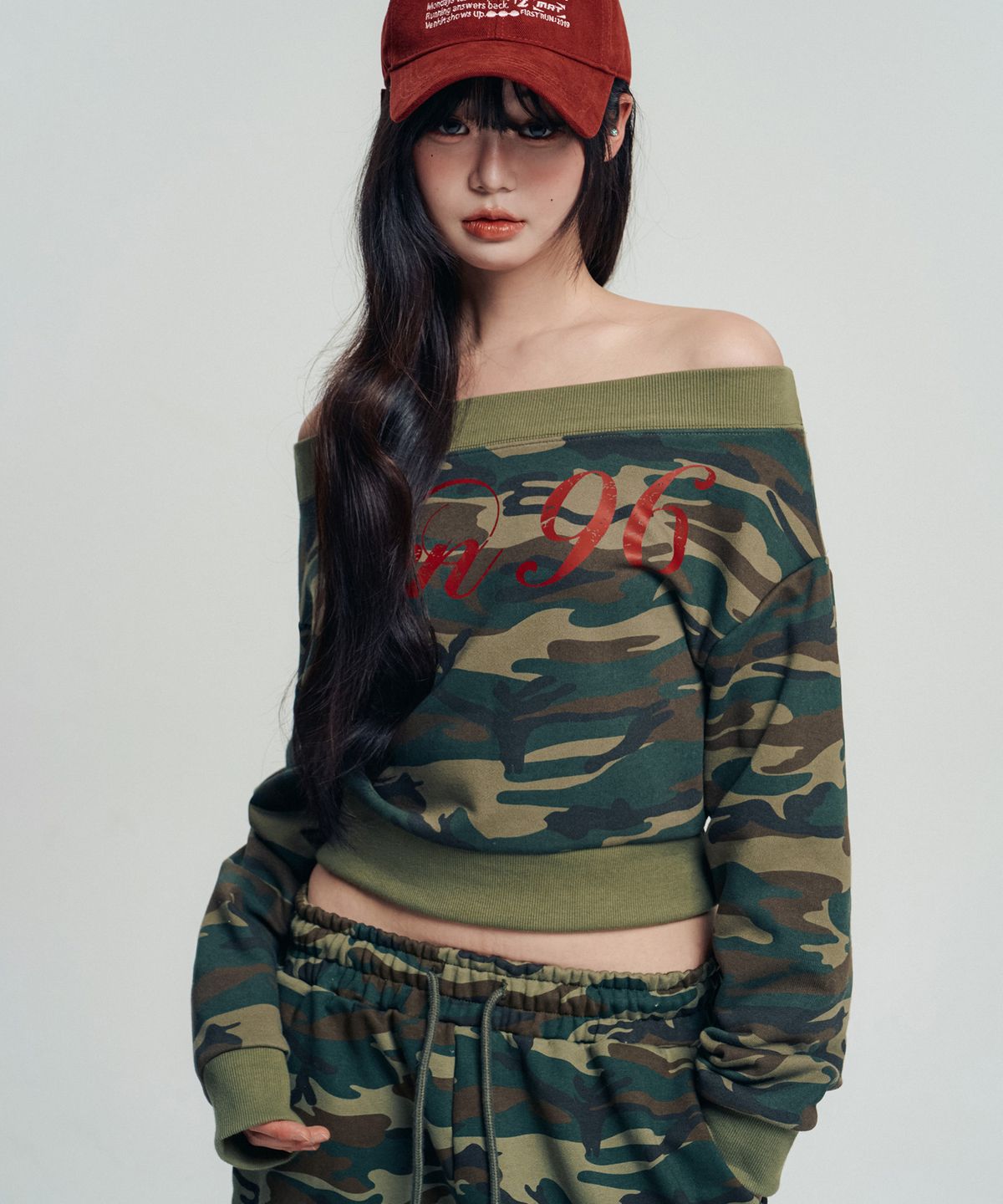벤힛(VENHIT) VEN96 오프숄더 크롭 스웨트셔츠