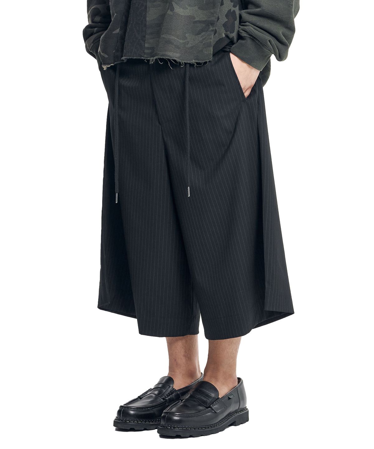 아조바이아조(AJOBYAJO) One Tuck Stripe Bermuda Pants [BLACK]