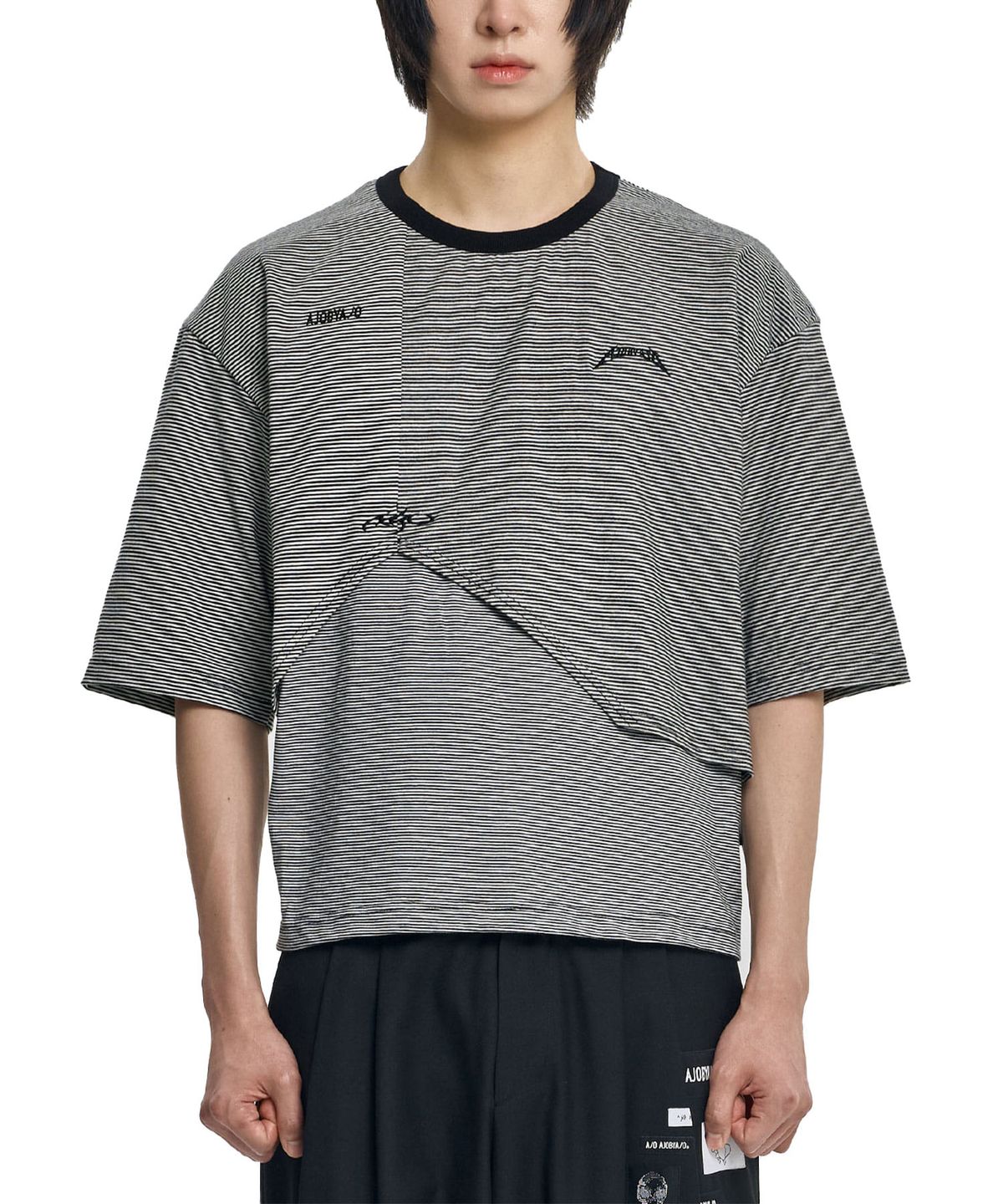 아조바이아조(AJOBYAJO) Paneled Stripe Cropped T-Shirt [BLACK]