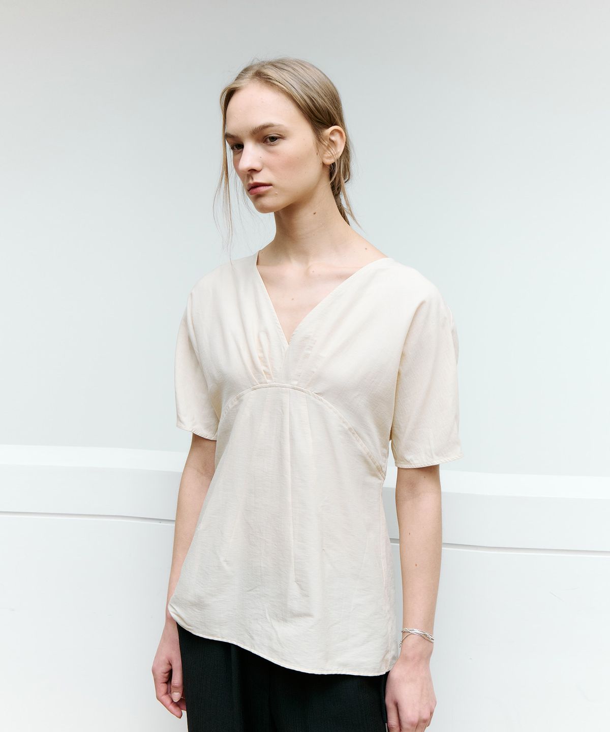 더 릴(THE LILLE) Linen V-neck Blouse_Beige