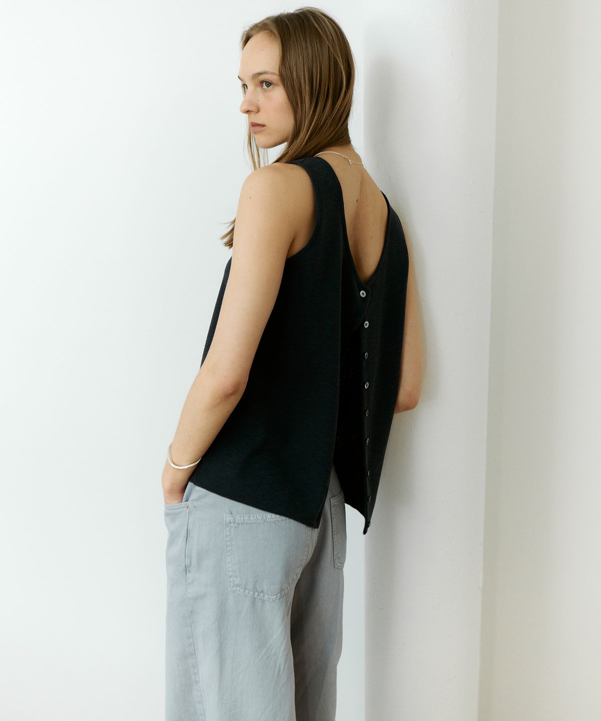 더 릴(THE LILLE) Button Sleeveless Knit_Charcoal