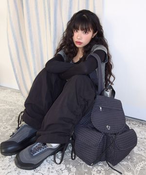 플로럴 로고 라이트 투 포켓 백팩 CHARCOAL