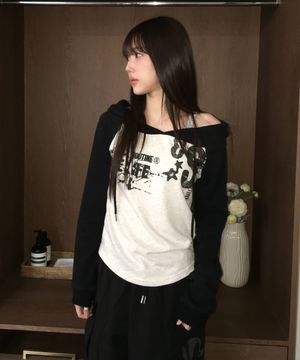 오프숄더 레터링 그래픽 후드 긴팔 티셔츠 OATMEAL