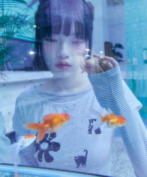 모티프 자수 스트라이프 레이어드 긴팔 티셔츠 LIGHT GREY