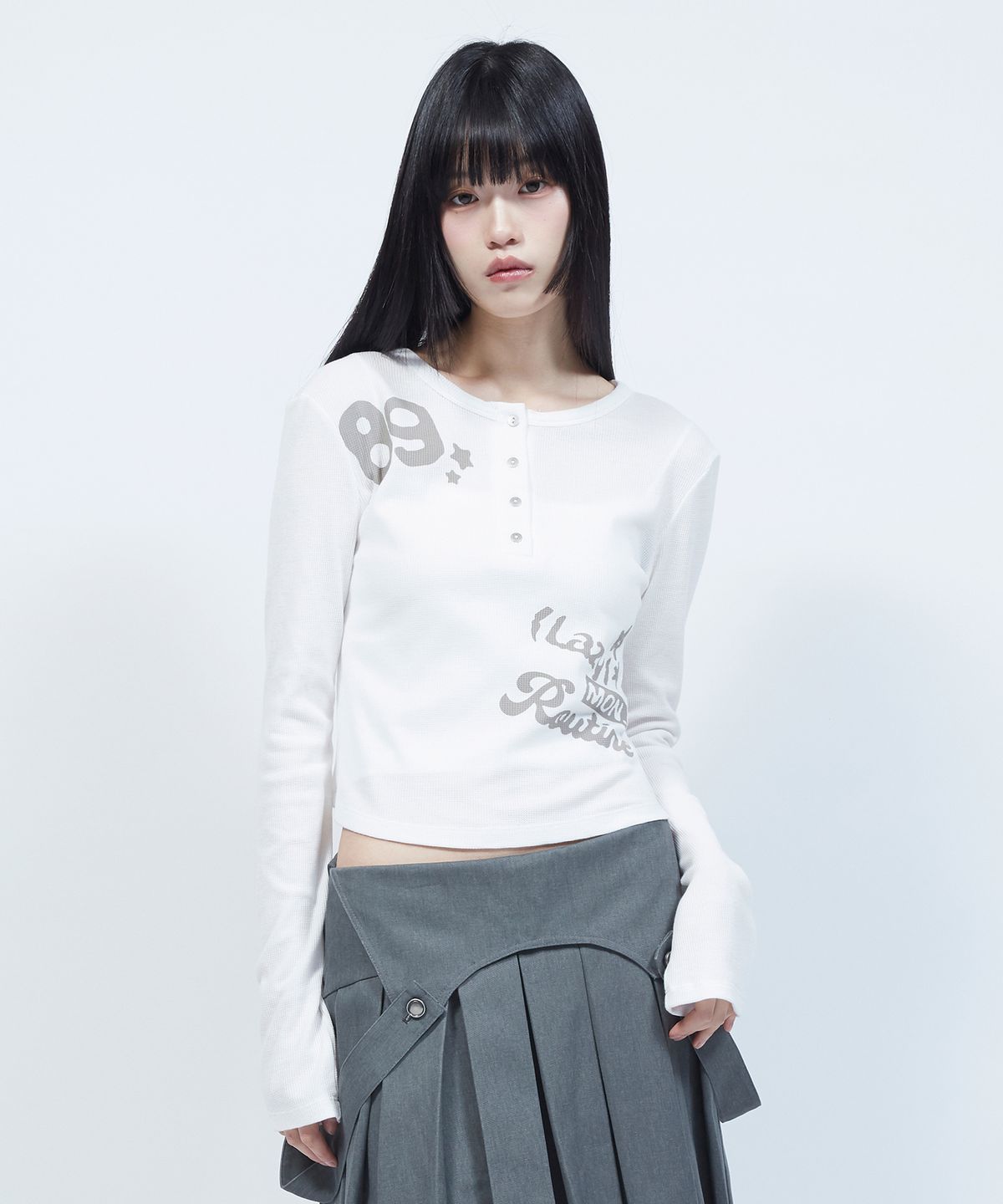 엘엠알(LMR) 레터링 그래픽 와플 헨리넥 긴팔 티셔츠 IVORY