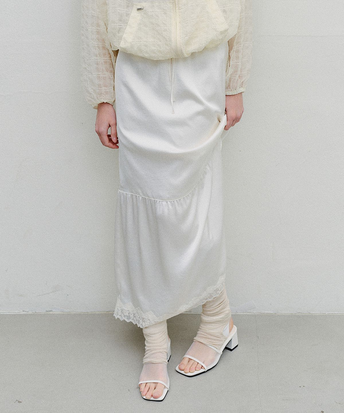 엔오르(EN OR) SATIN LACE MAXI SKIRT - IVORY
