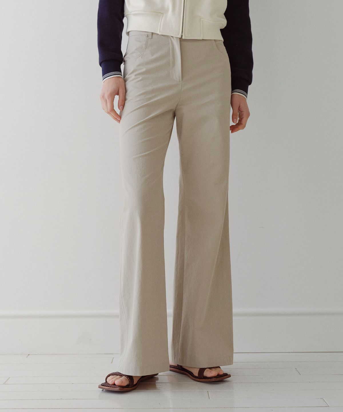 엔오르(EN OR) BACK LOGO SEMI BOOTCUT PANTS - BEIGE