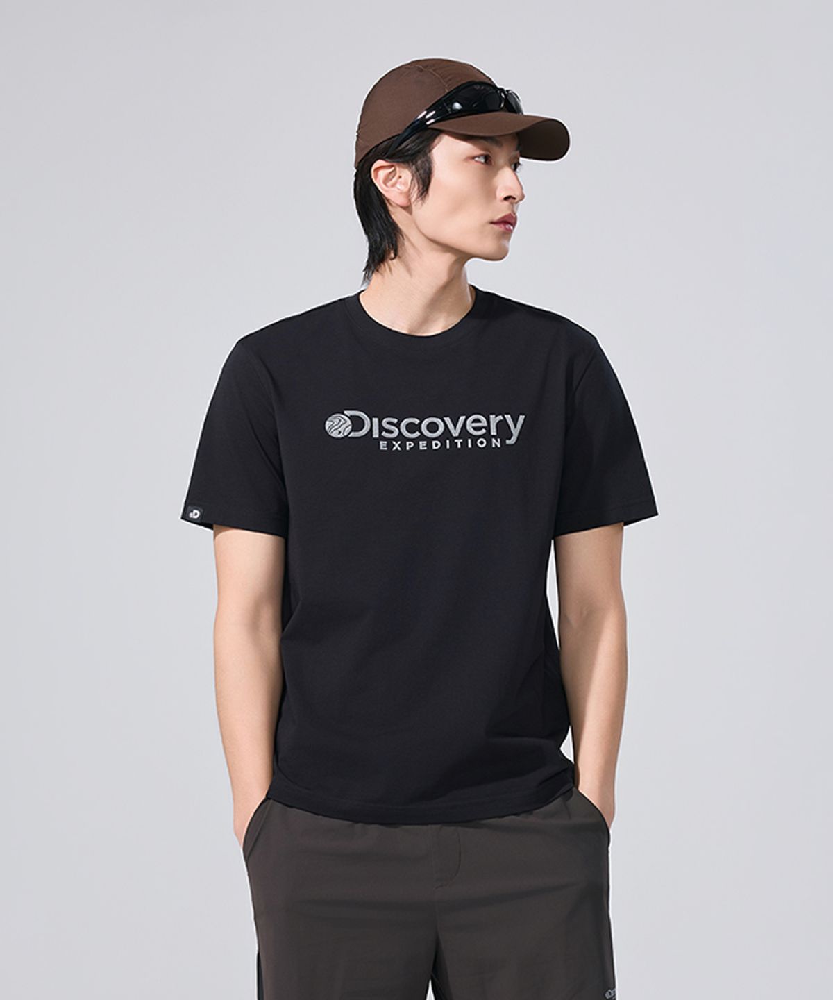 디스커버리 익스페디션(DISCOVERY EXPEDITION) 남성 프레시벤트 로건 반팔티셔츠 (BLACK)