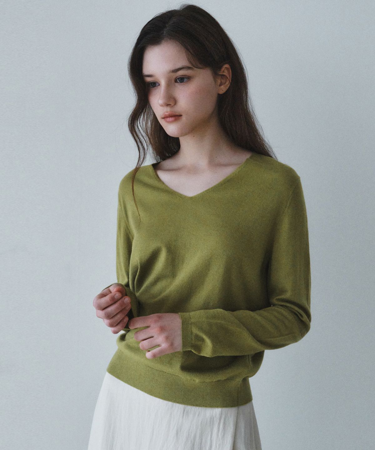 웬즈데이오아시스 포 우먼(WEDNESDAYOASISFORWOMEN) 소프트 린 브이넥 니트_OLIVE(WC26KN13)