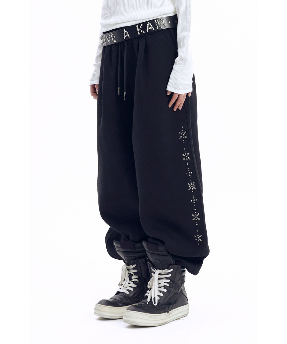 아캄(AAKAM) Line Studded Sweatpants (Black)