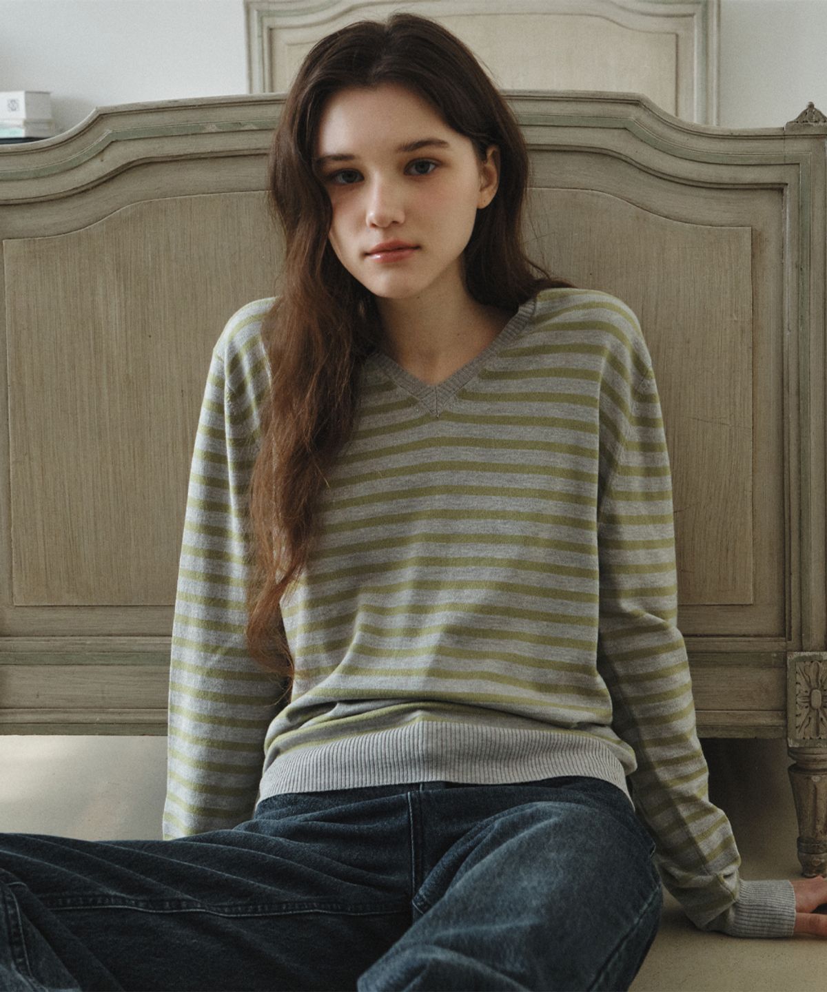 웬즈데이오아시스 포 우먼(WEDNESDAYOASISFORWOMEN) 워셔블 마일드 스트라이프 브이넥 니트_GRAY(WC26KN11)