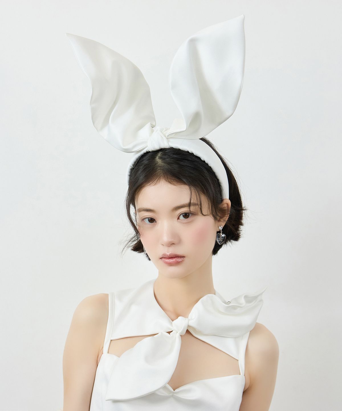 러뷰이(LOVUEE) 새틴 래빗 헤어밴드 화이트